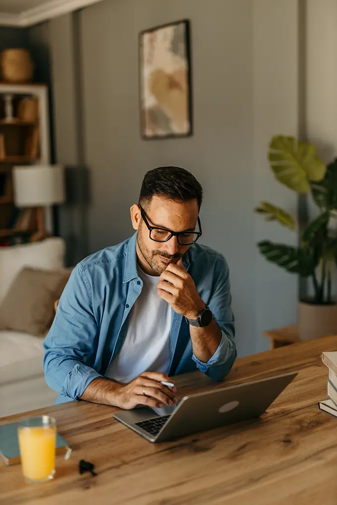 photo d'un homme devant son ordinateur en train de suivre une formation en ligne Calopa Formation