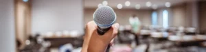 photo d'un micro dans une salle de formation