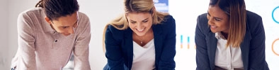 Photo d'une femme cheffe d'entreprise gère ses salariés.