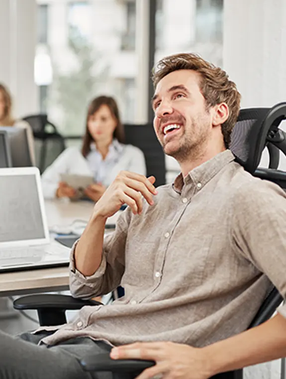 photo d'un homme en train de sourire en écoutant un formateur
