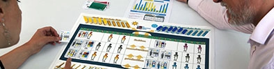Photo d'un employé et son responsable en train de jouer au jeu ma petite entreprise