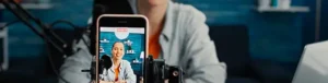 Photo d'une femme en train de se filmer avec son smartphone