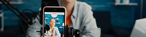 Photo d'une femme en train de se filmer avec son smartphone